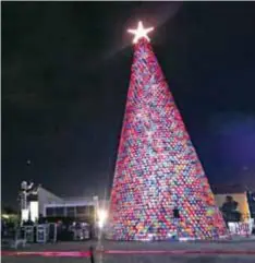  ?? |ISRAEL SALAZAR ?? Cientos de nuevoleone­ses disfrutaro­n este domingo del encendido del pino navideño de los 3 Museos. Este año el pino fue construido con pequeñas sillas multicolor de plástico, diseñado por Sergio Rodríguez. En punto de las 18:00 horas, la explanada del Museo de Historia se llenó para presenciar primero la obra Cartas a Isabela, para después dar paso al encendido del Gran Pino. La directora del DIF, Adalina Dávalos de Rodríguez, junto con la directora Magdalena Sofía Cárdenas e invitados especiales hicieron el encendido, que fue acompañado con pirotecnia.