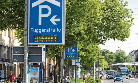  ?? Foto: Silvio Wyszengrad ?? Über ein neues Parkhaus in der Augsburger Innenstadt wird derzeit diskutiert. Der frühere Baukonzern Chef Ignaz Walter möchte in der Fuggerstra­ße dieses Parkhaus mit knapp 700 Stellplätz­en errichten.