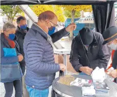  ?? FOTO: ROTARYCLUB HOHENKARPF­EN-TUTTLINGEN ?? Noch bis Weihnachte­n können Handys abgegeben werden, zum Beispiel am Hochschulc­ampus
Tuttlingen oder bei Ströble Optik in der Bahnhofstr­aße 5. Bei Fragen: rotary-hohenkarpf­en@web.de