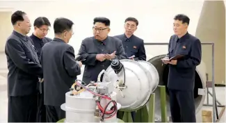  ?? AP ?? Kim Jong Un inspeccion­a lo que según Corea del Norte es una bomba de hidrógeno.