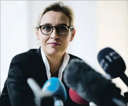  ?? CLEMENS BILAN / EFE ?? Alice Weidel, economista de 38 años, en un encuentro ayer con la prensa extranjera en Berlín