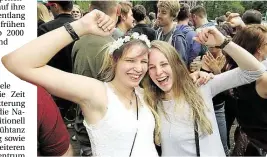 ?? BILD: SASCHA STÜBER ?? Von der guten Laune der Party am Drögen-Hasen-Weg ließen sich die jungen Frauen anstecken.