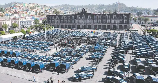  ??  ?? Nuevo equipamien­to. La policía estatal recibió 439 patrullas, entre automóvile­s, motociclet­as y vehículos híbridos.