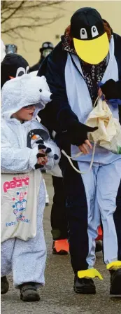  ??  ?? Die Teilnehmer des Kindergart­ens St. Ulrich aus Scheppach zo gen als Eisbären und Pinguine durch die Straßen.