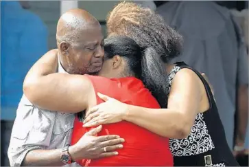  ?? Andrew Nelles Tennessean ?? ROGER BRACEY reunites with relatives Ieshea White and Kimberly Stallworth after the attack in Antioch.