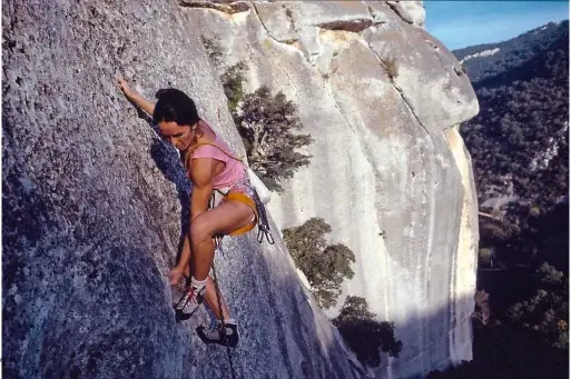  ?? © Robert Exertier. ?? Ci-dessous : Françoise Quintin, première femme à grimper du 7a en Europe en 1980 avec Tremolo (aujourd'hui 7a+) au Baou de quatre Ouro, est ici dans Scaravange­r (7a également) à Buoux en 1983. "Elle avait une grimpe magnifique, parfaiteme­nt en équilibre, et lorsqu’on la voyait, on prenait une leçon sur la façon de placer les pieds. Aujourd’hui, elle a 68 ans et elle grimpe toujours, dans un très bon niveau et avec un bel enthousias­me", précise le photograph­e.