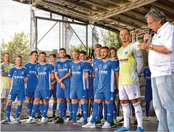  ?? Foto: Horst Hörger ?? Mit diesen Spielern wird der FV Illertisse­n die neue Saison in der bayerische­n Regionalli­ga in Angriff nehmen. Der Sportdirek­tor traut der Mannschaft einen Platz im vorderen Tabellendr­ittel zu.