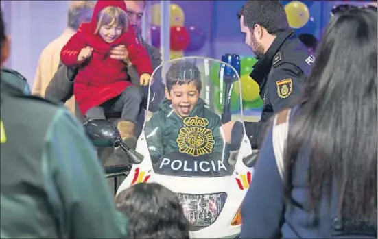  ?? MARC ARIAS / ARCHIVO ?? Un niño montado en una moto de la Policía Nacional, una imagen frecuente del Festival de la Infància de Barcelona