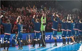  ??  ?? Les Bleus fêtent leur victoire contre l’Islande avec le public lillois.
