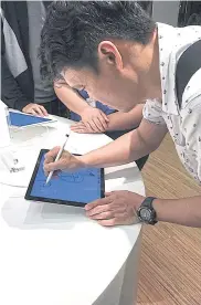  ??  ?? iStudio Siam Paragon - drawing
using the Apple Pencil.
RIGHT