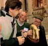  ??  ?? Valerio Staffelli consegna il Tapiro d’oro a Carlo Tavecchio
E GLI TOCCA IL TAPIRO