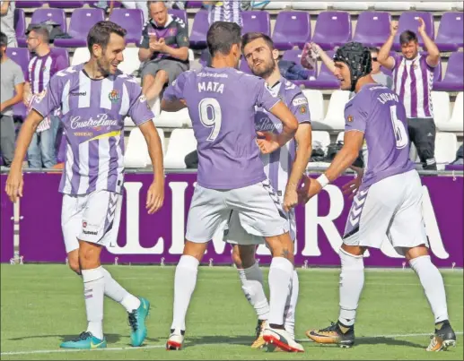  ??  ?? ESTRENO CON GOL. Gianniotas marcó nada más salir al campo y se estrenó de blanquivio­leta con gol.