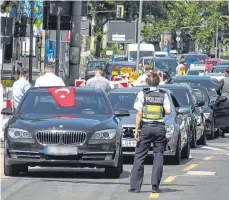  ?? FOTO: DPA ?? Auch Autokorsos mit vielen Regelverst­ößen beschäftig­en die Polizei. Die Einsätze nehmen bundesweit zu.