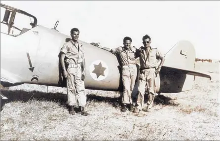  ?? Internatio­nal Film Circuit ?? A LONG, SWASHBUCKL­ING CAREER Lou Lenart, left, is shown with Gideon Lichtman and Modi Alon in a still from the documentar­y “Above and Beyond.” Lenart led an aerial attack on more than 10,000 Egyptian troops who were advancing toward Tel Aviv in 1948....