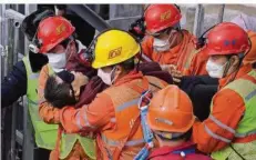  ?? FOTO: HAO/XINHUA/DPA ?? Rettungskr­äfte bergen einen Bergmann wird aus der Mine.