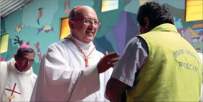  ?? Cardenal Pedro Barreto SJ ?? El cardenal Pedro Barreto saluda a un feligrés durante una visita a una comunidad de su diócesis , en Perú