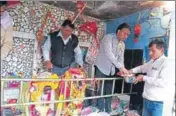  ??  ?? Teachers performing religious duties at the Kapal Mochan temple in Yamunanaga­r district. HT PHOTO