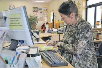  ?? - Ashley Thompson, kingscount­ynews.ca ?? Library clerk Lynn Manning gets to work at Kentville’s Annapolis Valley Regional Library branch. The library, located at 95 Cornwallis Street, must be relocated to allow for the replacemen­t of the Cornwallis River bridge in 2016.