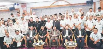  ??  ?? Hamden (seated centre) with (seated from left) Abdul Wahab, Abdul Razak, Jack and Alexander in a group photo with the rest after the CFP ceremony yesterday.