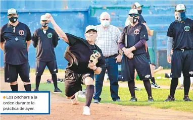  ??  ?? ● Los pitchers a la orden durante la práctica de ayer.