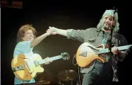  ??  ?? Inseparabi­li
A sinistra Pat Metheny, 63 anni, con la sua Gibson. Qui sotto (a sinistra) con Pino Daniele