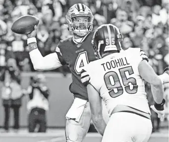  ?? BRAD MILLS/USA TODAY SPORTS ?? Cowboys quarterbac­k Dak Prescott looks to pass as Commanders defensive end Casey Toohill closes in on him during the first half at FedExField.