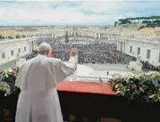  ?? VATICAN MEDIA ?? Pope Francis waves to faithful on Christmas from the main balcony of St. Peter’s Basilica on Monday.