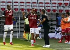  ??  ?? Andy Delort vient fêter son premier but en rouge et noir avec son coach.