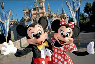  ??  ?? Beat the crowds with our tips and you’ll stay smiling like Mickey and Minnie.