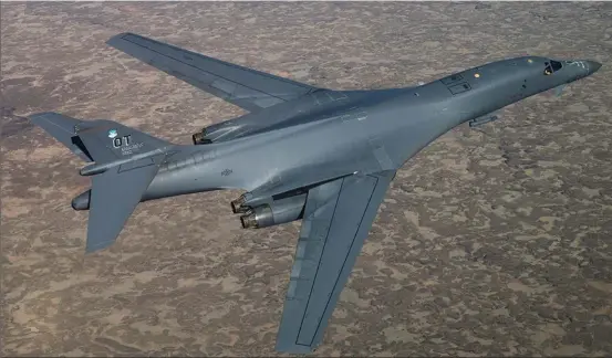  ??  ?? Somptueuse machine, le B-1B est aujourd’hui limité aux bombardeme­nts classiques. Les derniers exemplaire­s devraient être retirés du service en 2036. © USAF