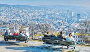  ?? FOTO: DPA ?? Blick auf Zürich: Bis zum Jahr 2050 will die Stadt, einer der teuersten Wohnungsmä­rkte der Welt, ein Drittel aller Mietwohnun­gen zur Kostenmiet­e anbieten – also ohne Gewinnabsi­chten.