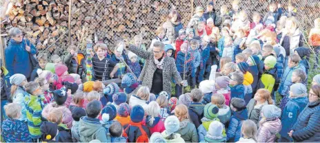  ?? FOTOS: STEIDLE ?? Bei der Baumpflanz­aktion mit Maria Nietsch bei der Schule am Sellenberg in Westerheim: Die Schüler erhielten ein Apfelbäumc­hen.