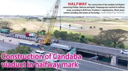  ?? CONTRIBUTE­D PHOTO ?? HALFWAY
The constructi­on of the Candaba 3rd Viaduct connecting Pulilan, Bulacan and Apalit, Pampanga has reached its halfway mark, according to NLEX Corp. President J. Luigi Bautista. Photo shows workers installing side beams on the bridge.