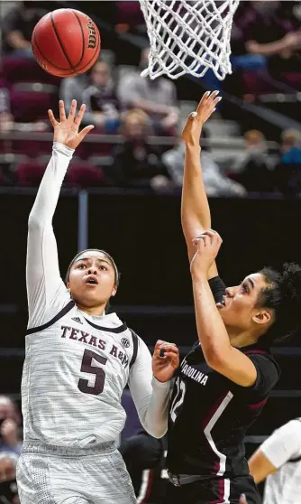  ?? Sam Craft / Associated Press ?? A&M guard Jordan Nixon (5) thought she would be spending her college years at Notre Dame but transferre­d after her freshman year. She is part of a group of Aggies whose careers began elsewhere.