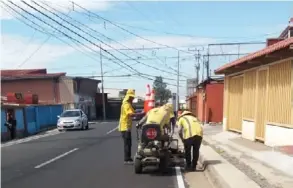  ?? MoPT ?? Trabajador­es del MOPT el pasado enero, cuando se iniciaba la demarcació­n del par vial en San Pablo de Heredia.