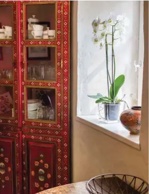  ??  ?? Meubles asiatiques, bosquet de fougères exotiques, orchidée : les propriétai­res ont choisi une ambiance plus campagnard­e pour leur gîte.