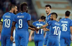  ??  ?? Con il gruppo Insigne tra Balotelli, Bonucci e Romagnoli in Nazionale