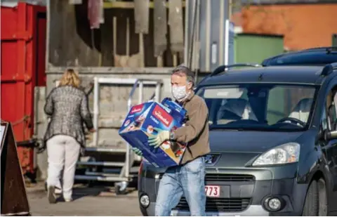  ?? FOTO BOUMEDIENE BELBACHIR ?? In Hasselt aan de Crutzenstr­aat, een stedelijk containerp­ark, was het al druk vanaf 7 uur.