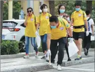  ?? ZHOU WEI / FOR CHINA DAILY ?? A group of enthusiast­s attends a plogging event held in 2020 in Tianjin.