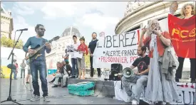  ??  ?? Grupo de militantes comunistas manifestán­dose en París a favor de Lula, quien cada vez se queda con menos apoyo.
