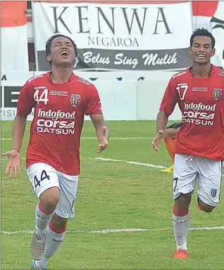  ?? MIFTAHUDIN/JAWA POS RADAR BALI ?? KAPAN LAGI: Pemain andalan Bali United Pusam FC Gede Sukadana (kiri) bakal berjuang keras untuk meloloskan timnya ke semifinal saat menghadapi PS Polri petang nanti.
Bali