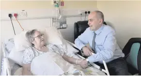  ?? STEPHEN HAMILTON ?? Rev Stockdale talks with patient Margaret Boyd at Newry Hospice