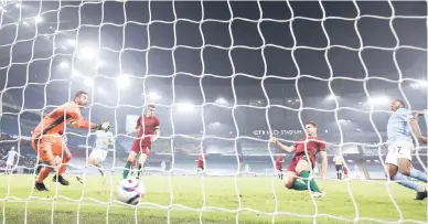  ?? — Gambar AFP ?? CUAI: Leander Dendoncker (dua kanan) menjaringk­an gol sendiri pada perlawanan Liga Perdana Inggeris di antara Manchester City dan Wolverhamp­tom Wanderers di Stadium Etihad di Manchester, England, kelmarin.