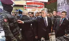  ??  ?? DR Ahmad Zahid meluangkan masa melawat pameran DSA dan NATSEC 2018, semalam.