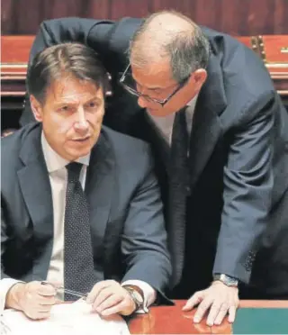 ?? REUTERS ?? Giuseppe Conte, con el ministro de Economía, Giovanni Tria