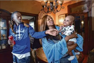  ?? HYOSUB SHIN / HSHIN@AJC.COM ?? Jamarco Gibson, who overdosed and nearly died after swallowing a counterfei­t Percocet pill last June, spends time with his mother, Timiko Jackson, and his nephew Lamar Jones.