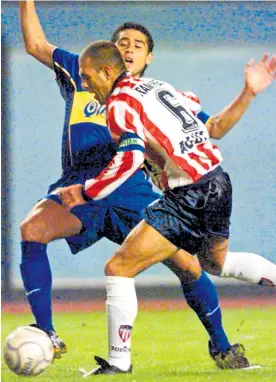  ?? ARCHIVO ?? Juan Carlos Ramírez disputa un balón con el argentino Juan Román Riquelme.