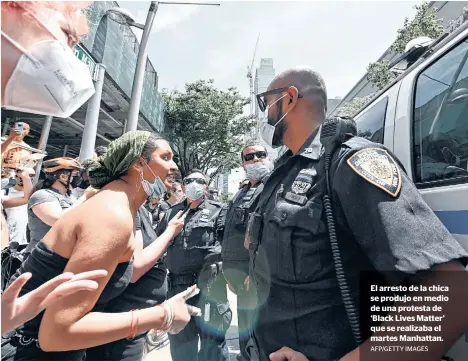  ?? AFP/GETTY IMAGES ?? El arresto de la chica se produjo en medio de una protesta de ‘Black Lives Matter’ que se realizaba el martes Manhattan.