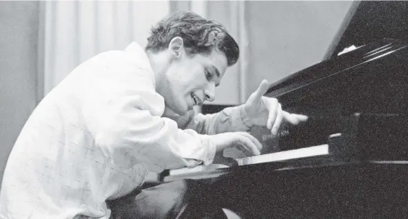  ?? FOTO: FRED PLAUT/SONY ?? Glenn Gould am 12. Juni 1955 im New Yorker Columbia-Studio bei der Aufnahme von Johann Sebastian Bachs „Goldberg-Variatione­n“.