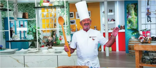  ?? ATRESMEDIA ?? El cocinero vasco se asoma diariament­e a la ventana televisiva que le ofrece el plató que el grupo Bainet tiene en Orio dónde graba «Cocina Abierta con Karlos Arguiñano» para Antena 3